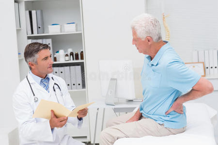医生与患有背痛的病人讨论报告
