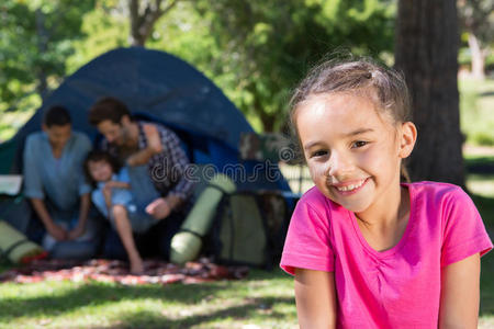 快乐的一家人在野营旅行