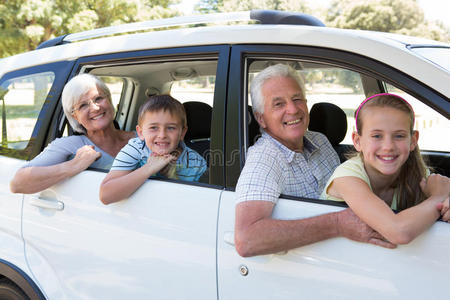 祖父母和孙子们一起去公路旅行