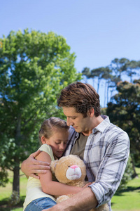 父亲和女儿在公园里拥抱