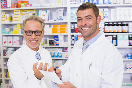 白种人 药店 药剂 男人 合伙企业 中间 剪贴板 年代 医学