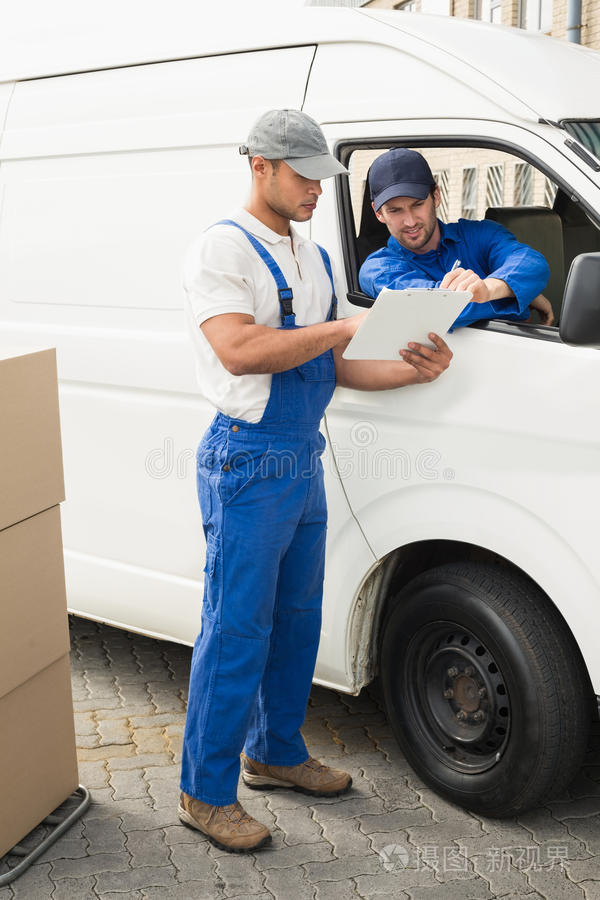 送货司机告诉客户在哪里签字
