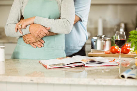 玻璃 成人 感情 食谱 丈夫 白种人 闲暇 在室内 男人