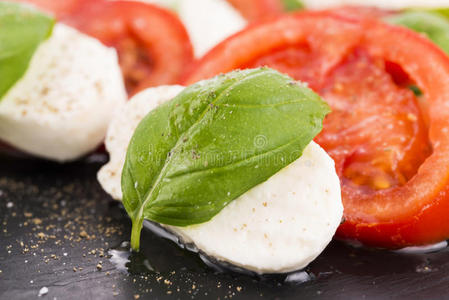 意大利卷心菜沙拉配马苏里拉西红柿罗勒