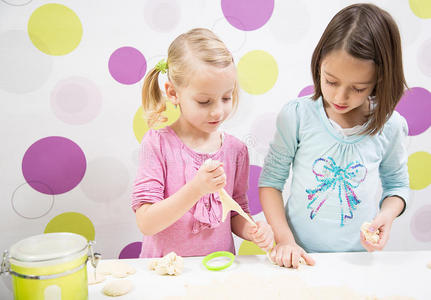 姜饼 姐妹 大头针 小孩 白种人 甜的 创造 厨房 工作