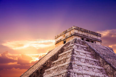 墨西哥尤卡坦奇琴伊察的埃尔卡斯蒂略金字塔