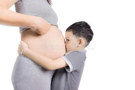 男孩爱她怀孕的母亲。