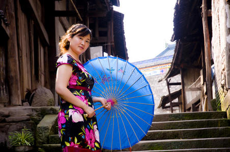 重庆江津中山古镇一个在老城带伞的女人照片