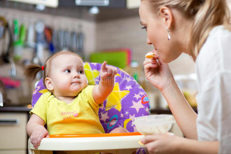 照顾 可爱的 食物 饥饿的 婴儿 妈妈 女孩 高脚椅 喂养