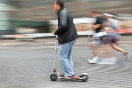 小型摩托车 快的 变模糊 车辆 生态 城市 运输 运行 运动