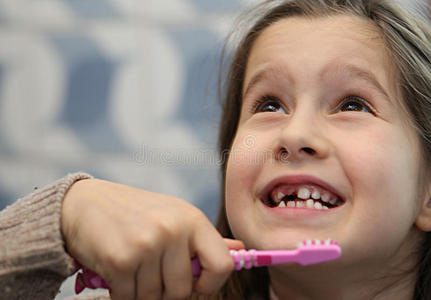 女孩刷牙时没有牙齿