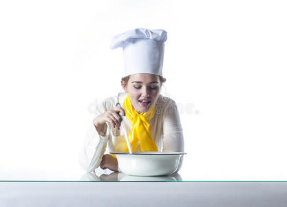 厨师品尝食物照片