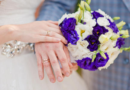 新娘和新郎带着结婚戒指的手