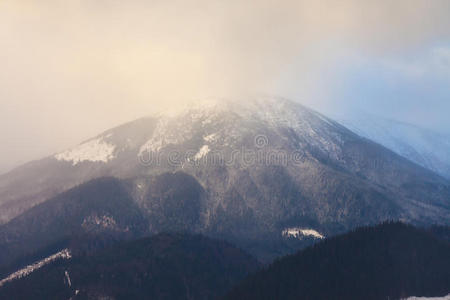 风景 自然 欧洲 徒步旅行 攀登 冰冷的 阿尔卑斯山 小山