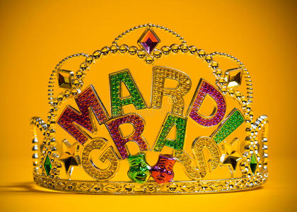 黄色背景上镶有宝石的狂欢节皇冠