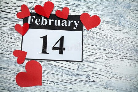 二月十四日，情人节，心从红纸