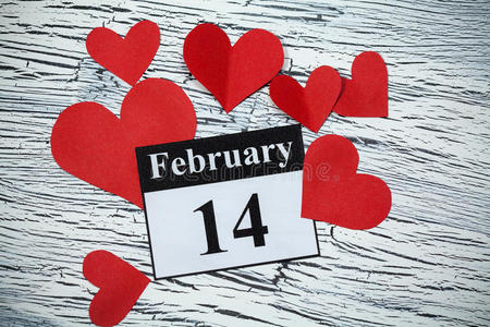 二月十四日，情人节，心从红纸