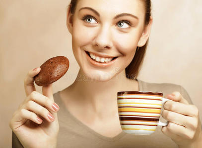喝咖啡和饼干的女人
