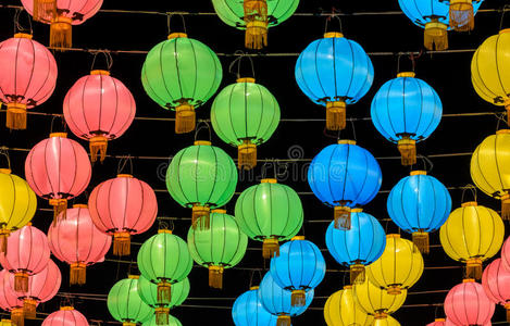 五颜六色的中国灯笼在夜间照明