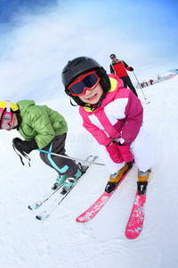 孩子们学习如何和家人一起滑雪