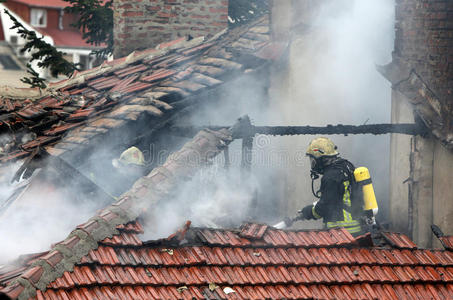 烧的房子消防队员烧房子照片