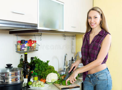 厨房 蔬菜 肖像 桌子 工作 微笑 年代 素食主义者 家庭主妇