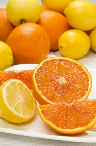 新鲜切割柠檬和橘子