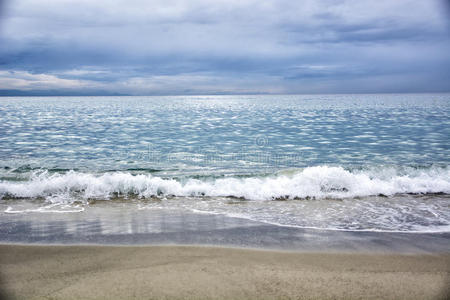 在多云的日子里，海浪对海洋或海洋的戏剧性看法