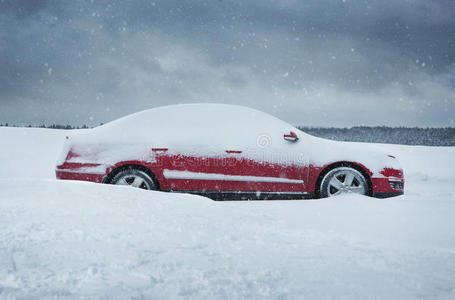 汽车上覆盖着雪