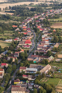 村庄道路的鸟瞰图