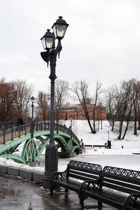 莫斯科Tsaritsyno公园用路灯装饰的一座桥