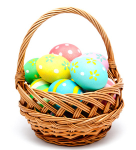 五颜六色的手工复活节彩蛋在篮子里隔离