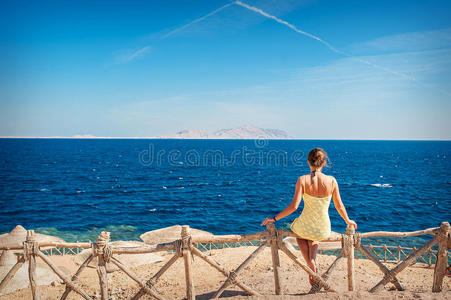 女孩 自然 假日 自由 海岸 黑发 希腊 幸福 放松 夏天