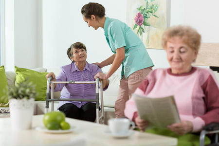 照顾者 照料者 照顾 房子 祖母 在室内 帮助 残疾 居民