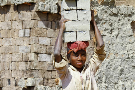 搬砖的工人图片