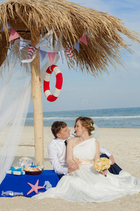 海滩上的年轻新郎新娘