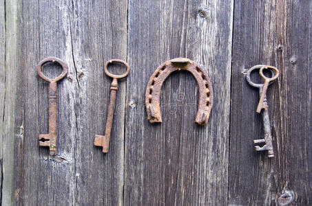 墙上挂着古董生锈的钥匙和幸运符号马蹄铁
