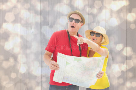 使用地图的快乐旅游夫妇的复合图像