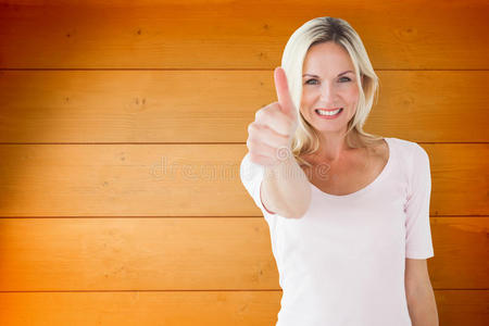 快乐金发女郎的复合图像显示竖起大拇指，对着相机微笑