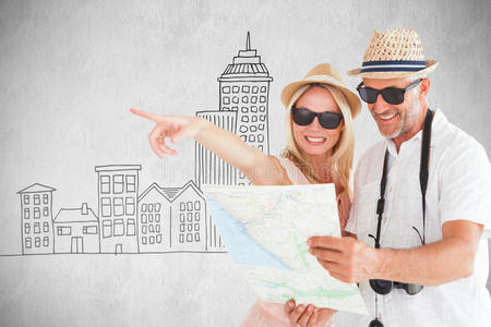 使用地图和指向的快乐旅游夫妇的复合图像