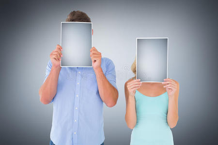 年轻夫妇把书页放在脸上的复合图像