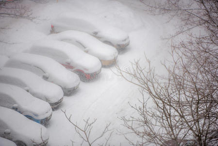 杜住宅区的一个停车场上覆盖着雪的汽车