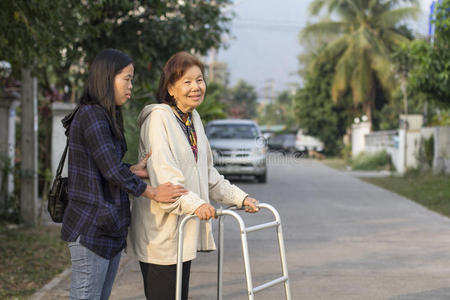 老太太用助行器过马路