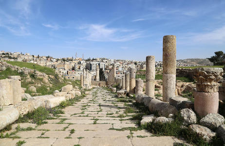 约旦杰拉什市的罗马柱古代的格拉萨，约旦杰拉什省的首府和最大城市