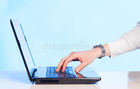 商人在彩色背景上压着现代笔记本电脑