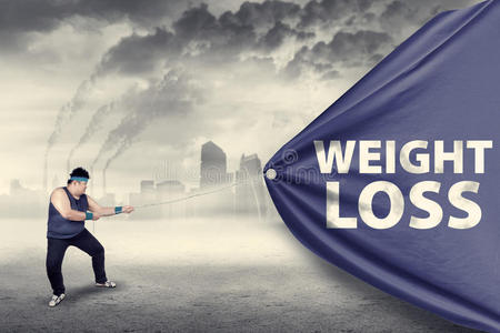 胖子减肥胖子拉着减肥横幅照片