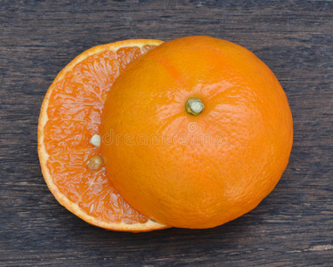 新鲜水果橙色在木板背景