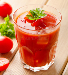 鸡尾酒配西红柿和冰。