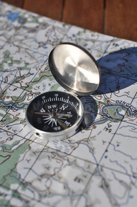 地图和指南针。