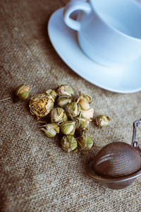 花茶玫瑰花蕾与茶叶注入